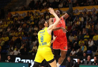 טאי אודיאסי שחקן הפועל תל אביב מול רומן סורקין שחקן מכבי תל אביב (צילום: אתר רשמי, Nikola Pazarski, הפועל "IBI" תל אביב)