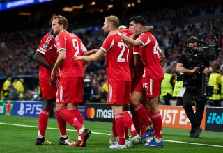 שחקני באיירן מינכן חוגגים (צילום: Diego Souto)