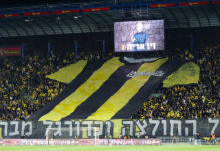 התפאורה של אוהדי בית"ר ירושלים בדרבי (צילום: דני מרון)