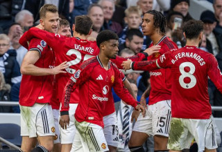 שחקני מנצ'סטר יונייטד חוגגים (צילום: Sebastian Frej/MB Media)