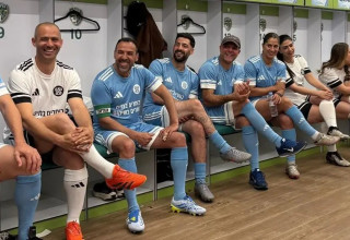 משחק כדורגל בין שורדי שבי ונפגעי פעולות איבה לבין שחקני עבר של נבחרת ישראל (צילום: אדם שרז)