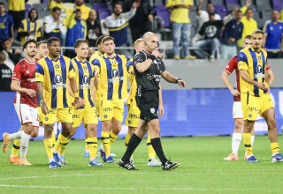 גל לייבוביץ' עם שחקני מכבי תל אביב והפועל באר שבע (צילום: קובי אליהו)