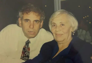 "היא הייתה מוציאה לזבל כל מה שהוא חפר מגופות הנשים". שרינה יחיאל עם הבן חיים (צילום: באדיבות המשפחה)