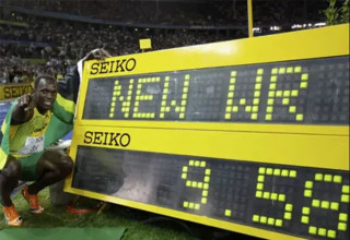 יוסיין בולט מציג את השיא ב-2009 (צילום: רויטרס)