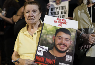 צילי ונקרט מפגינה למען החזרת עומר בתחילת המלחמה בעזה (צילום: גילי יערי פלאש 90)