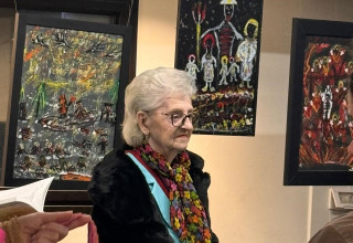 ז׳ני רוזנשטיין בתערוכה "מעיניה של ילדה" בבית תמי (צילום: פרטי)