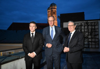 קיר סטארמר, אולף שולץ ועמנואל מקרון (צילום: רויטרס)