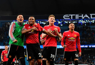 שחקני מנצ'סטר יונייטד חוגגים (צילום: BEN STANSALL)