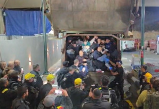 מעצר השב"חים במשאית זבל (צילום: דוברות המשטרה)