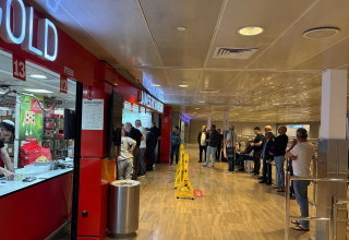 המתנה לאיסוף רכישות בדיוטי פרי (צילום: אבי אשכנזי)