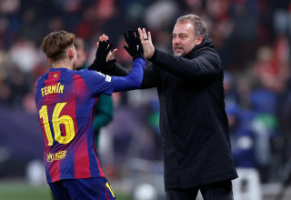 פרמין לופס, שחקן ברצלונה חוגג עם האנזי פליק (צילום: רויטרס)