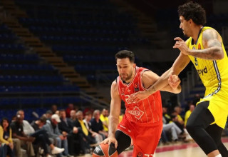 ואסיליה מיציץ' שחקן הפועל תל אביב מול מרסיו סנטוס שחקן מכבי תל אביב (צילום: אתר רשמי, Nikola Pazarski, הפועל "IBI" תל אביב)