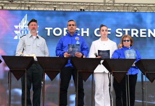 שורדי השבי אגם ברגר ועמרי מירן במצעד החיים בפולין (צילום: יוסי זליגר)