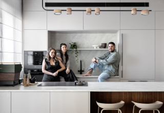 המעצבת רוני שני עם קובי אדרי ואשתו (צילום: אורן עמוס,באדיבות מטבחי סמל)