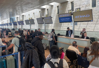 נוסעים בעמדת הצ'ק-אין של איתיחאד אירוויז (צילום: יח"צ)