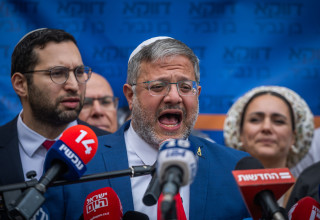 איתמר בן גביר מחוץ לדיון בג"ץ בעתידה להדחתו (צילום: יונתן זינדל פלאש 90)