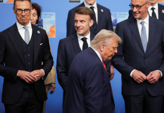 דונלד טראמפ, פרידריך מרץ, עמנואל מקרון, אלכס סטוב (צילום: REUTERS/Christian Hartmann)