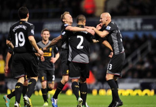 ג'ונג'ו שלבי חוגג עם שחקני ליברפול (צילום: GettyImages)