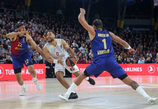 ג'בארי פארקר מנסה לחסום במדי ברצלונה (צילום: GettyImages)