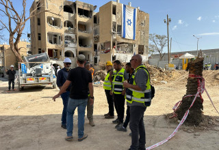 הריסת אחד המבנים בערד שנפגעו מטיל איראני (צילום: קבוצת טלאור-כראדי)