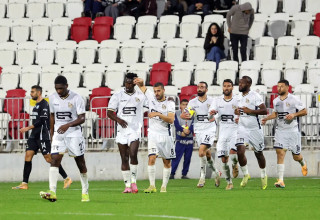 שחקני מכבי בני ריינה חוגגים (צילום: אודי ציטיאט)