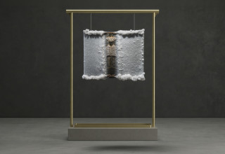 לפני-מי-_-סיגלית-לנדאו_-תורה-פתוחה_-2021_-מעיל-לספר-תורה-שהוטבל-בים-המלח_-אוסף-אורי-קרובינר_-תל-אביב (צילום: יחצ)