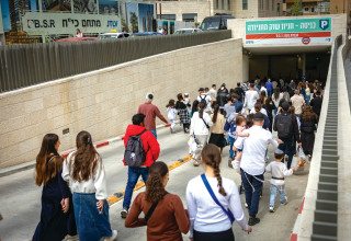 רצים למקלט (צילום: יונתן זינדל, פלאש 90)