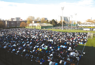 תפילה מוסלמית המונית במגרש כדורגל בעיר סן דני בצרפת (צילום: רויטרס)