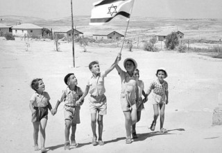 ילדים עם דגל ישראל, באר שבע, שנות ה 1950 (צילום: אנו - מוזיאון העם היהודי,לני זוננפלד)
