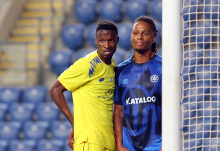 פרנק ריבולייה שחקן מכבי פתח תקוה לצד ווילינטון אפונסה שחקן מכבי הרצליה (צילום: אודי ציטיאט)