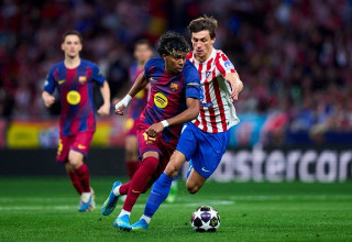 לאמין ימאל מנסה להתגבר על רובין לה נורמן במפגש הגומלין ברבע גמר אלופות (צילום: Diego Souto)