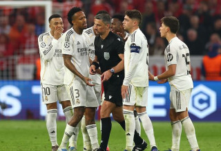 שחקני ריאל מדריד סביב השופט סלבקו וינצ'יץ' (צילום: Getty images)