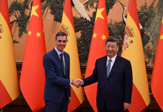 פדרו סנצ’ס עם הנשיא שי ג’ינפינג בבייג'ין (צילום: רויטרס)