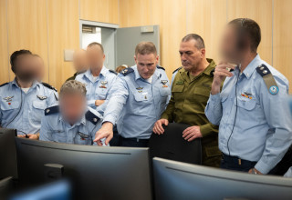 אייל זמיר בחדר הפיקוד על "מבצע עיט" (צילום: דובר צהל)