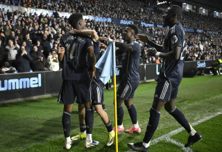 שחקני ריאל מדריד חוגגים עם אורליאן טשואמני (צילום: אימג'בנק  GettyImages, Miguel RIOPA / AFP)