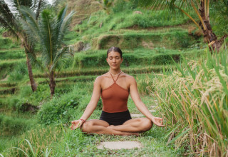 אישה עושה מדיטציה (צילום: שאטרסטוק)