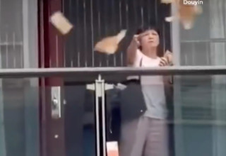 פיזרה כסף בסין - ועוברי אורח אספו (צילום: צילום מסך dailymail,מתוך אינסטגרם)