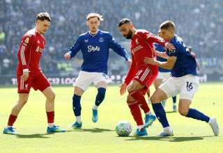 מוחמד סלאח שחקן ליברפול לפני ויטלי מיקולנקו שחקן אברטון (צילום: רויטרס)