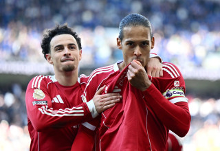 וירג'יל ואן דייק שחקן ליברפול חוגג שער עם קרטיס ג'ונס (צילום: GettyImages, Gareth Copley)