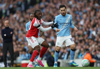 ריאן שרקי שחקן מנצ'סטר סיטי מול אברצ'י אזה שחקן ארסנל (צילום: רויטרס)