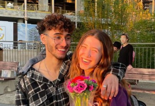 אריאל ז"ל ועטרה עם פרחים שהביא לה (צילום: מוריה ברנשטיין)