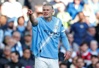 ארלינג הולאנד שחקן מנצ'סטר סיטי לאחר שחולצתו נקרעה (צילום: רויטרס)