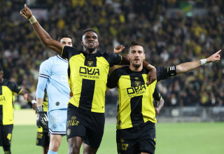 ירדן שועה, בריאן קרבאלי שחקני בית"ר ירושלים חוגגים (צילום: דני מרון)