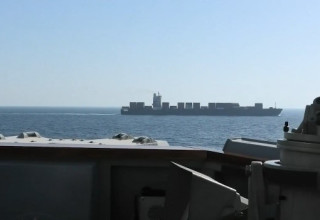 כוחות אמריקאיים מיירטים ספינה איראנית  (צילום: צילום מסך רשת X)