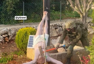 התיעוד החריג מלבנון: חייל צה"ל מנתץ פסל של ישו (צילום: צילום מסך רשת X)