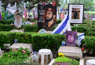 בית עלמין צבאי, יום הזיכרון לחללי מערכות ישראל ולנפגעי פעולות האיבה (צילום: אבשלום ששוני)