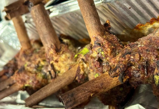 סוכריות קבב על מקלות קינמון (צילום: אסתר שכטמן)