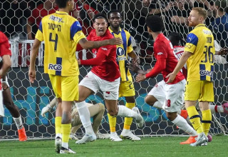 שחקני הפועל תל אביב חוגגים עם צ'יקו לפני פסילת השער בדרבי (צילום: קובי אליהו)