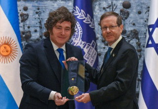 נשיא ארגנטינה, חבייאר מיליי, מקבל את עיטור הנשיא (צילום: קובי גדעון/לע"מ)