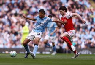 רודרי שחקן מנצ'סטר סיטי לפני דקלן רייס שחקן ארסנל (צילום: רויטרס)